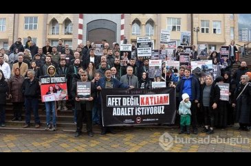 Depremde hayatını kaybedenlerin yakınlarından adliye önünde açıklama
