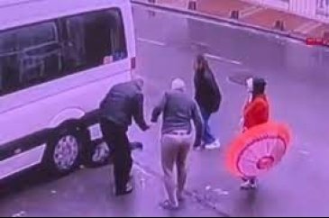 İstanbul'da servisin altında kalan beş yaşındaki çocuk hayatını kay...