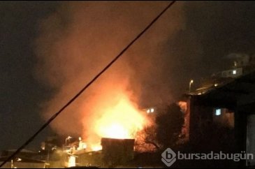 Bursa'da alev alev yanan ev küle döndü