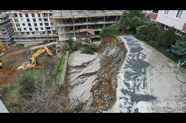 Üsküdar'da istinat duvarı çöktü