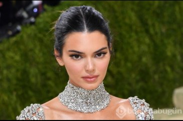 Ünlü model Kendall Jenner trafikte ceza yemekten kurtulamadı!