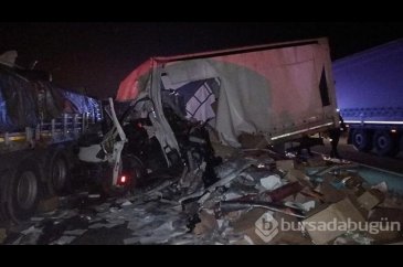 Emniyet şeridindeki TIR'a çarpan kamyonetin sürücüsü yaralandı