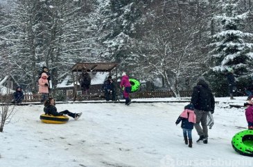 Bolu'da kar yağışının tadını şambrellerle kayarak çıkardılar