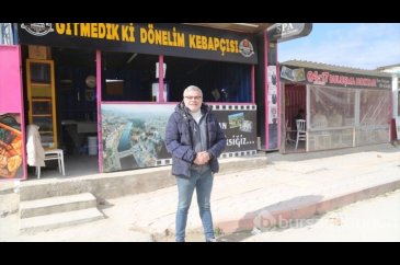 Hatay esnafı tabelalarla depremi anıyor