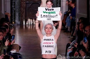 Victoria Beckham'ın defilesinde hayvan hakları savunucuları protest...