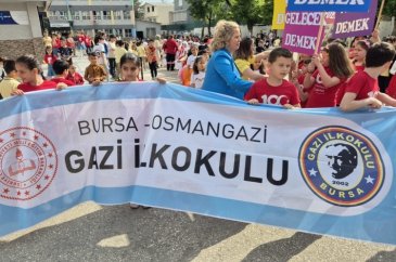 Gazi İlkokulu'ndan bayram korteji