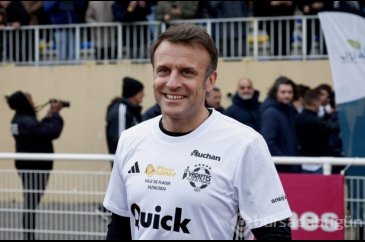 Macron futbol efsaneleriyle yardım maçı için sahada
