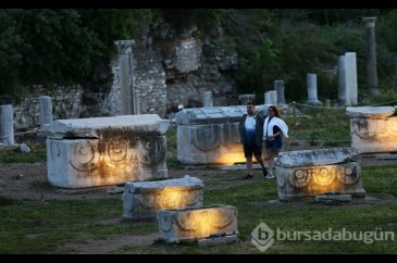 Efes Antik Kenti yenilenen ışıklandırmasıyla ziyaretçilerini ağırlı...