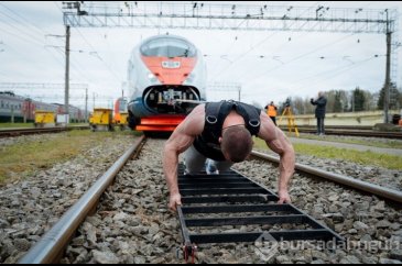 Rus atletten dünya rekoru: 650 tonluk treni çekti
