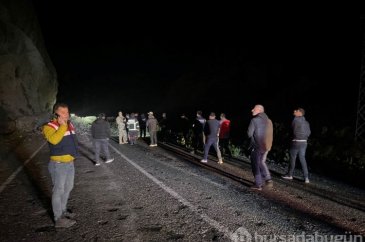 Hakkari-Çukurca karayolunda heyelan: Kamyonet kayaların arasında ka...