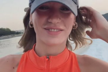 Serenay Sarıkaya 'at göbekleri' diye paylaştı