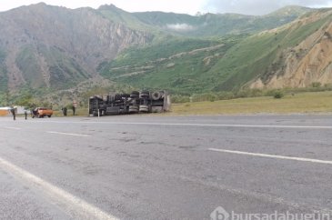 Tankerden yakıt sızdı, minibüs takla attı