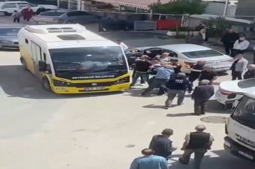 Bursa'da yol verme kavgasında belediye otobüsünün camlarını kırdı
