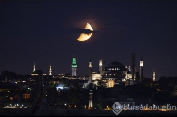 İstanbul'da yarım Ay manzarası
