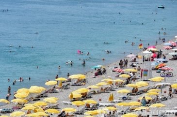 Antalya'da sıcaklık 43,7 derece olunca plajlar doldu!