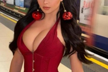 Kıvrımlı model Demi Rose hiçbir şey giymeden uzandı!
