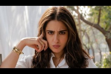 Bollywood'un en ünlü oyuncusu Sara Ali Khan, uçakta ki hostesi itek...