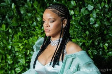 Dünyaca ünlü şarkıcı Rihanna'dan cesur kareler! İç çamaşırıyla pozl...