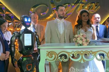 Bursa'da 'teknolojik' düğün! Genç çiftin nikahını robot kıydı...
