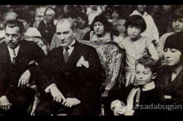 Çocuklara bayram armağan eden Lider Mustafa Kemal Atatürk'ten çocuk...