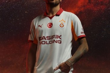 Galatasaray'ın yeni sezon formaları taraftarın beğenisine sunuldu