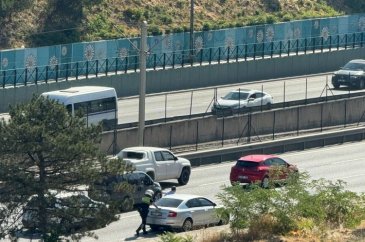 Bursa'da yolda kalan vatandaşa polis yetişti! İlginç görüntüler...