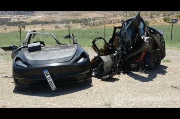 Tesla 2 can aldı! Otomobilin son hali görenleri dehşete düşürdü...