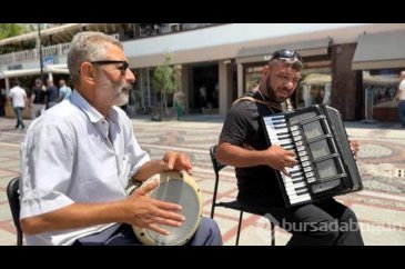 Sokak müzisyenden eğlenceli şarkı paylaşımı!
