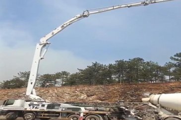Beton arabasıyla alevlere su sıktılar!
