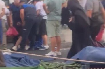 Başına direk düşen kişi yaralandı