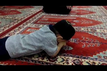 Babasıyla camiye giden küçük çocuk namaz kılarken uyuyakaldı!