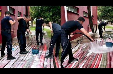 Bursa itfaiye ekibi yangının izlerini temizledi
