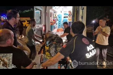 Park halindeki tırlara çarpan sürücü ve arkadaşı ağır yaralandı