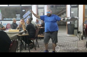 Çay dağıtırken yaptığı danslarla fenomen oldu