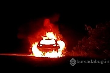 Seyir halindeki araç alev alıp yandı