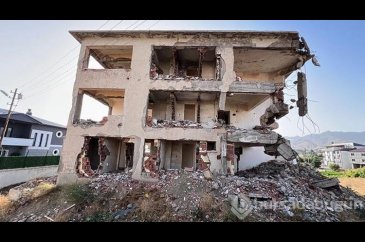Çökme riski bulunan bina mahalleliyi tedirgin ediyor