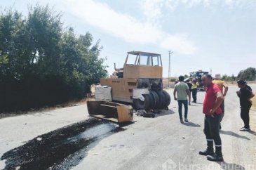 Hafif ticari araç yol silindirine çarptı: 1 ölü, 1 ağır yaralı

