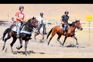 Rahvan atlar tozu dumana kattı