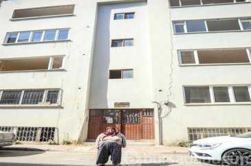 Kentsel dönüşüm nedeniyle yıkılacak binada bir başına kaldı
