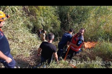 Okula giden öğretmenlerin içinde olduğu otomobil dereye yuvarlandı