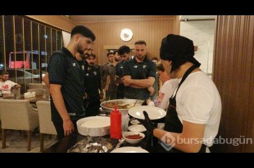 Bursasporlu oyuncular galibiyeti tantuni yiyerek kutladı
