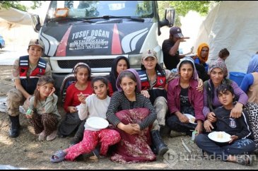Erzincan'da jandarmadan minik kalplere doğum günü sürprizi