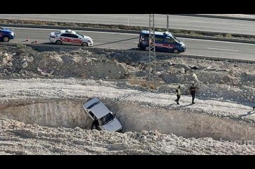 Jandarmadan kaçıp, hafriyat çukuruna düşen otomobilden son anda atladı