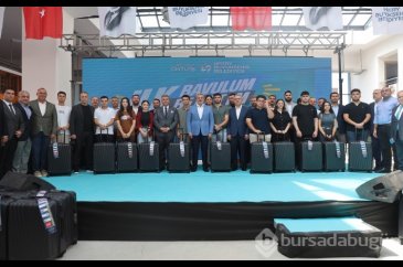 Depremzede öğrencilerin ilk biletlerini ve bavullarını Hatay Büyükş...