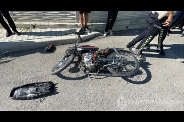 Hafif ticari araçla motosiklet çarpıştı: 2 kişi yaralandı
