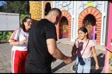 Çocuk sahibi olmayan çift, evlilik yıl dönümlerini lunaparkta onlar...