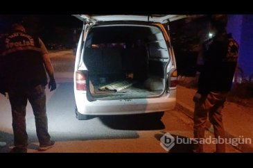 "Dur" ihtarına uymadı, araçla polis memuruna çarpıp kaçtı