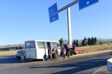 işçi minibüsü ile hafif ticari araç çarpıştı, kaza ucuz atlatıldı
