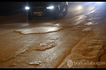 Seyir halindeyken yola beton döken mikser, vatandaşları çileden çık...