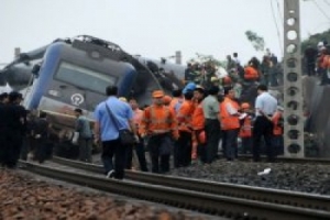 ÇİN'DE OTOBÜS İLE TREN ÇARPIŞTI: 10 ÖLÜ